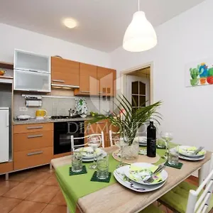 Santa Eufemia 10min Walk To City & Free Garage Parking Appartamento Rovigno